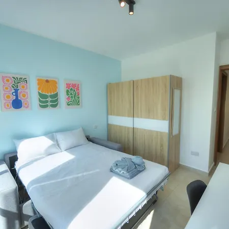 Spacious One Bedroom With Study Jgri1-1 * Sliema